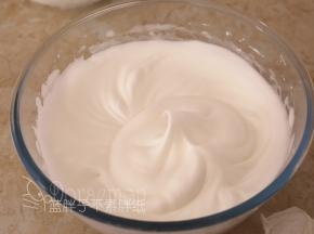 继续用电动打蛋器中速搅打，直到提起打蛋头是大弯钩状，加入剩余的1/3的糖粉。