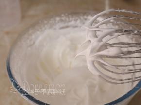 最后低速搅打，直至明显感到阻力，提起打蛋器时尖端是短而小的尖峰。