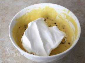 取1/3的蛋白霜加入到面糊中，用橡皮刮刀翻拌均匀。