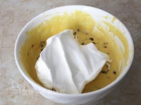 取1/3的蛋白霜加入到面糊中，用橡皮刮刀翻拌均匀。