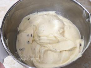 再倒回蛋白霜中，继续翻拌均匀，直至看不到一丝蛋白，面糊呈细腻光滑状。