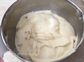 再倒回蛋白霜中，继续翻拌均匀，直至看不到一丝蛋白，面糊呈细腻光滑状。