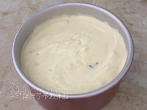 将面糊倒入学厨6寸戚风蛋糕模中，轻轻晃动一下，让面糊表面比较平整，再震两下。