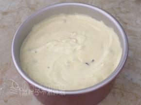 将面糊倒入学厨6寸戚风蛋糕模中，轻轻晃动一下，让面糊表面比较平整，再震两下。