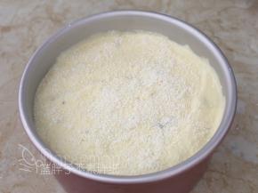 在蛋糕糊表面撒上椰蓉。