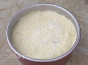 在蛋糕糊表面撒上椰蓉。