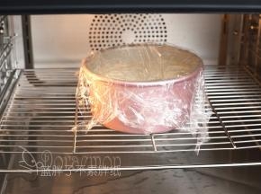 .送入预热好的蒸烤箱，低温蒸烤模式，上下火100℃，蒸40分钟。蒸好之后不要急着拿出去，先在蒸烤箱中焖5分钟。（没有蒸烤箱就用蒸炉，大火烧开水后放入蛋糕糊，中火加热40分钟，再焖5分钟出炉。）