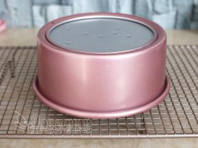 .出炉后震一下，再倒扣稍微晾凉。