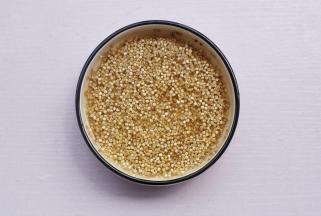 藜麦洗净浸泡15分钟。