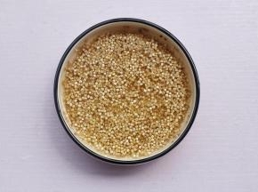 藜麦洗净浸泡15分钟。