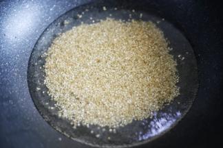 藜麦洗净，冷水开煮，中火15分钟，煮至冒出小白芽关火捞出备用。