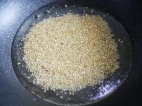 藜麦洗净，冷水开煮，中火15分钟，煮至冒出小白芽关火捞出备用。