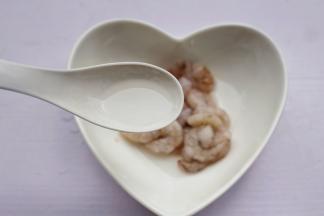 虾仁放入一小勺料酒和生抽腌制10分钟。