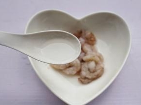 虾仁放入一小勺料酒和生抽腌制10分钟。