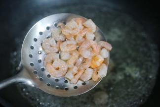 然后放入锅中煮熟。