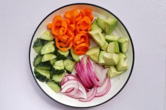 胡萝卜用模具切出喜欢的形状，洋葱切丝，黄瓜、牛油果切块。