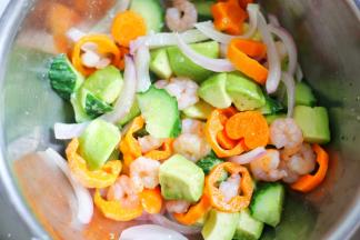 黄瓜、胡萝卜、洋葱分别放入锅中烫熟放一起拌匀。