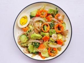 撒上藜麦。