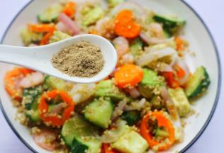 撒上黑胡椒和盐。