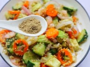 撒上黑胡椒和盐。