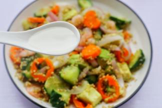 淋入橄榄油和白醋。