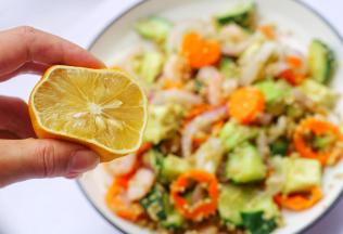 滴几滴柠檬汁拌匀即可。