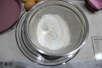 低筋面粉、泡打粉、小苏打混合。用手动打蛋器搅打混合均匀。
