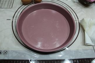 使用的是9寸披萨盘，正好。不粘的，我还是用一点点黄油抹了一下，黄油放在模具里，用厨房纸巾按着黄油抹一圈抹匀即可，这样手不会脏哈！然后预热烤箱上下190度。