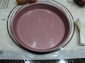 使用的是9寸披萨盘，正好。不粘的，我还是用一点点黄油抹了一下，黄油放在模具里，用厨房纸巾按着黄油抹一圈抹匀即可，这样手不会脏哈！然后预热烤箱上下190度。