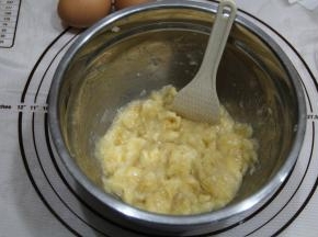 香蕉剥皮放入干净无水盆中。注意，用工具压成泥，我用的小饭铲，什么方便用什么，压成泥就行。