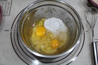 打入回温好的鸡蛋，或者直接常温鸡蛋，洋鸡蛋哈，个头比较大。加入糖粉，玉米油。
