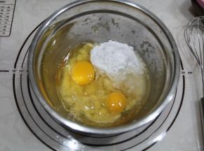 打入回温好的鸡蛋，或者直接常温鸡蛋，洋鸡蛋哈，个头比较大。加入糖粉，玉米油。