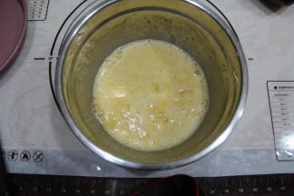 用手动打蛋器搅打均匀，一定要搅匀。手法没有要求。