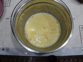 用手动打蛋器搅打均匀，一定要搅匀。手法没有要求。