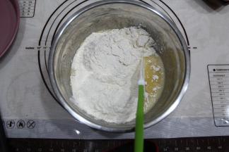 然后均匀倒入过筛好的粉类，不要全部倒在一个角落。