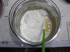 然后均匀倒入过筛好的粉类，不要全部倒在一个角落。