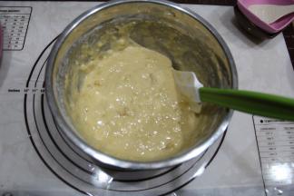 用刮刀，从中心点下去，中心往盆边划然后从盆边往中间翻，翻拌手法，翻拌均匀。或者可以直接手动打蛋器，同样操作，打蛋器从中心下去，往盆边翻起，打蛋器上的就在盆边敲下来，重复动作，翻拌均匀。速度略快一些，不要过度翻拌。