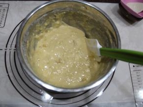 用刮刀，从中心点下去，中心往盆边划然后从盆边往中间翻，翻拌手法，翻拌均匀。或者可以直接手动打蛋器，同样操作，打蛋器从中心下去，往盆边翻起，打蛋器上的就在盆边敲下来，重复动作，翻拌均匀。速度略快一些，不要过度翻拌。