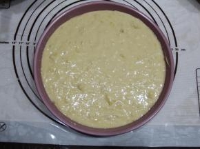 然后倒入模具，晃平。震一下模具，震出大气泡。