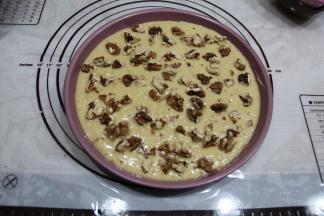 撒上核桃碎，核桃碎记得提前掰碎。