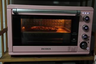 放入烤箱中层，使用的原装烤盘，正好处于烤箱中层。调上下180度，烤32分钟。