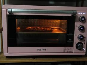 放入烤箱中层，使用的原装烤盘，正好处于烤箱中层。调上下180度，烤32分钟。