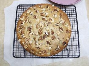 烤好，带隔热手套取出，准备一张油纸，油纸盖在糕上，翻转就可以轻松脱模，再翻过来，冷凉，余温时候打包密封即可。温热吃，很好吃！