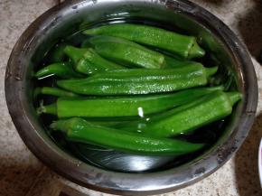 煮好的秋葵捞出放入冰水中泡泡。