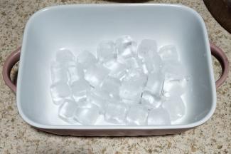 深盘里倒一层冰粒。