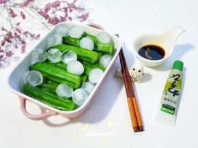 泡好冰水的秋葵捞出切掉头尾，摆在冰粒上，上面在放一些冰粒就好了。吃的时候蘸上芥末酱油，那叫一个爽啊！喜欢的话你也来试试吧！