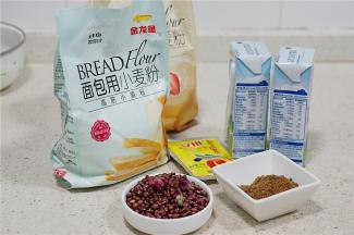 这款红豆红糖包用到了：金龙鱼的面包粉及糕点粉各250克，纯牛奶260克，红糖85克（过筛）红豆1碟，玫瑰花二小朵，玉米油15克。
