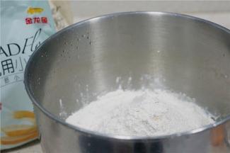 将牛奶，玉米油，红糖先加入，然后再将二款金龙鱼面粉配称在里面，然后再加入酵母称放在里面。