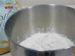 将牛奶，玉米油，红糖先加入，然后再将二款金龙鱼面粉配称在里面，然后再加入酵母称放在里面。