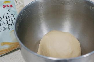 厨师机调二档，将面团揉至光滑，然后盖上盖子醒放15分钟。